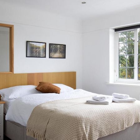 One-Bedroom Flat In Cheam Village エクステリア 写真