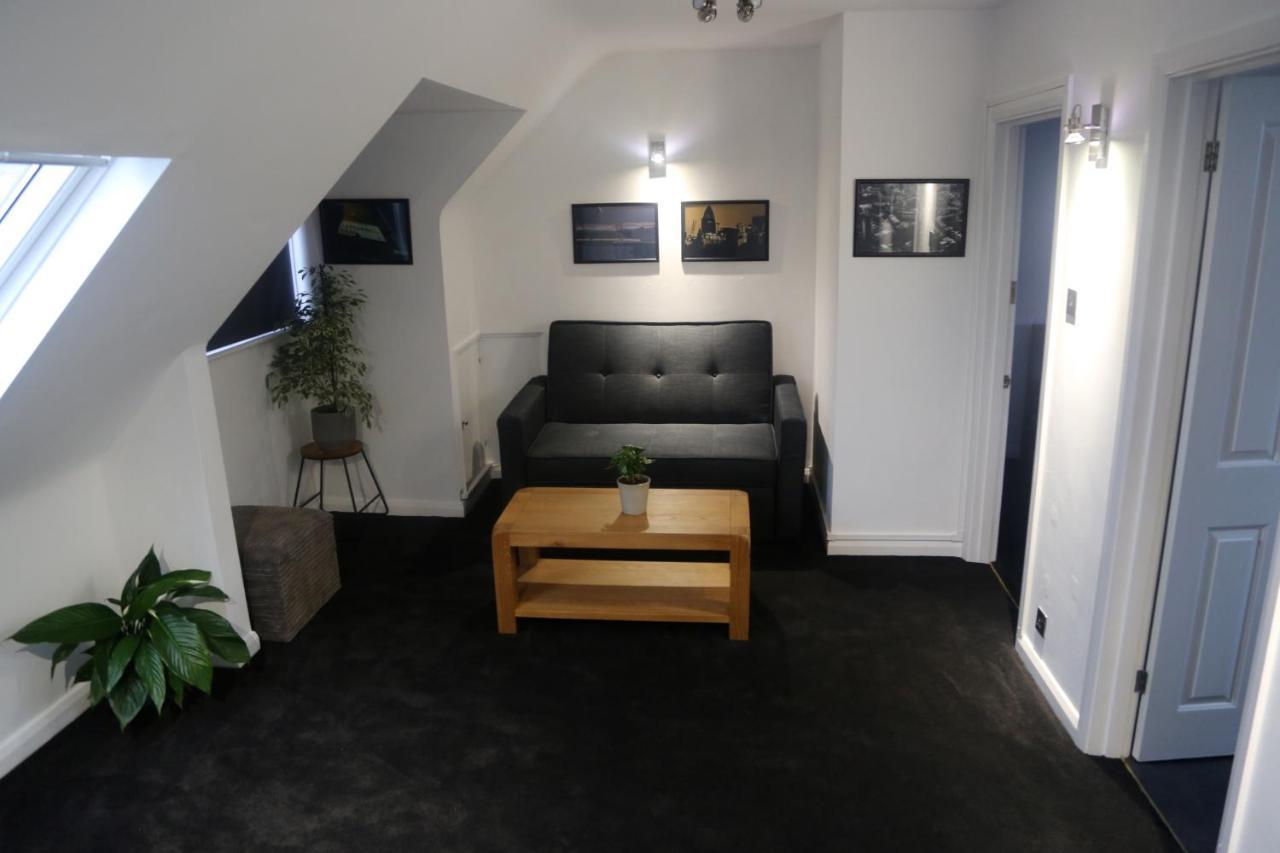 One-Bedroom Flat In Cheam Village エクステリア 写真