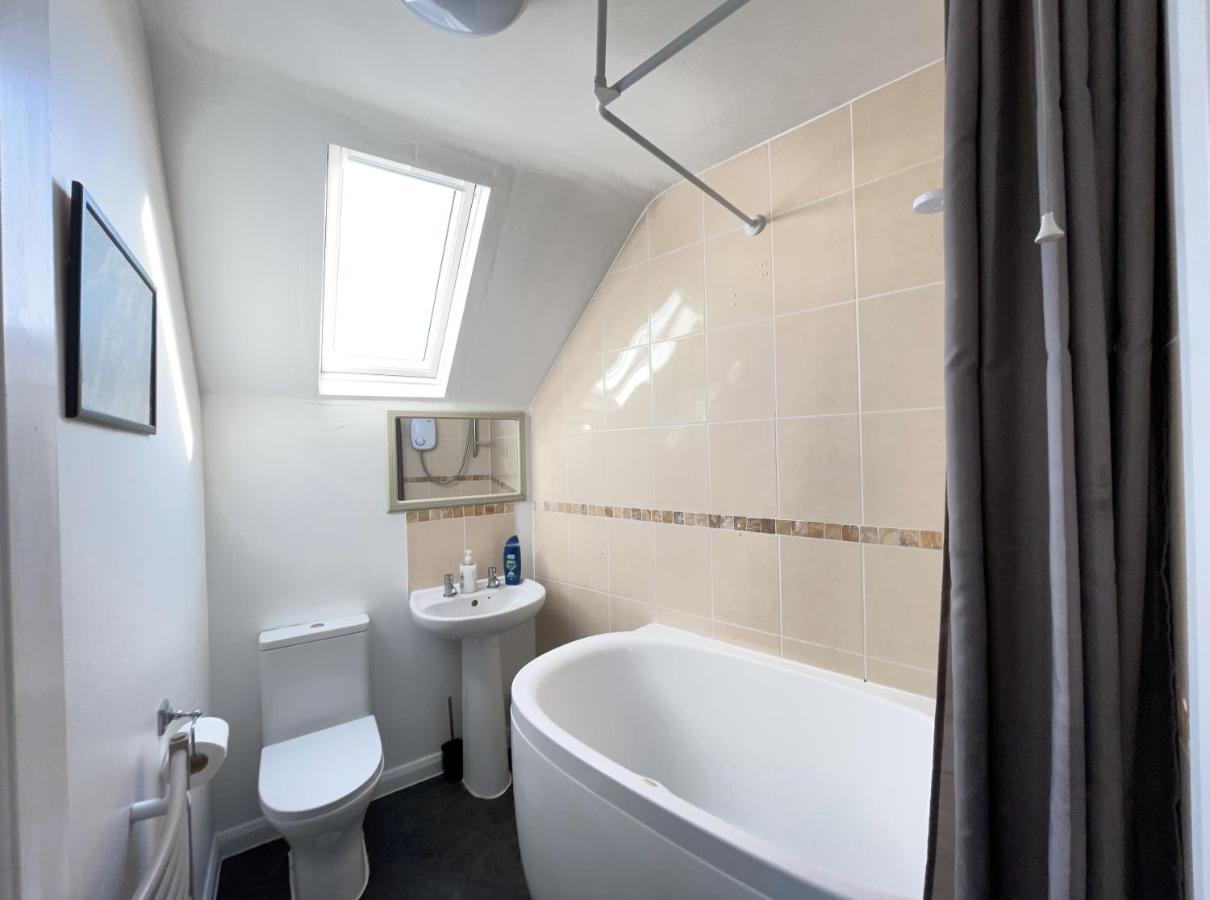 One-Bedroom Flat In Cheam Village エクステリア 写真