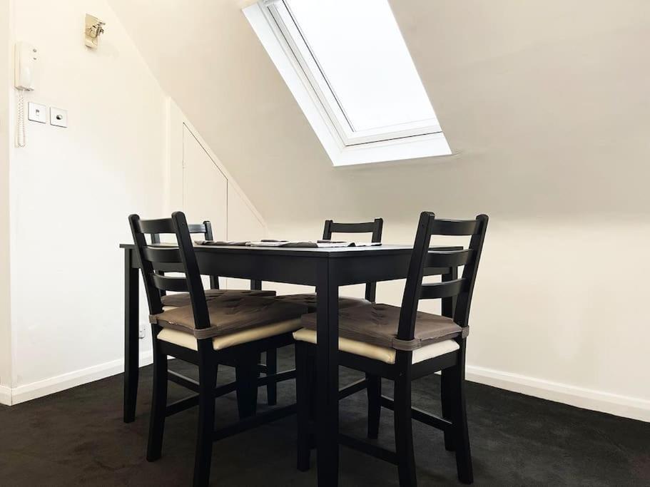 One-Bedroom Flat In Cheam Village エクステリア 写真