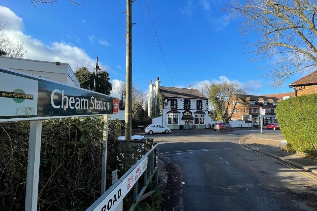 One-Bedroom Flat In Cheam Village エクステリア 写真
