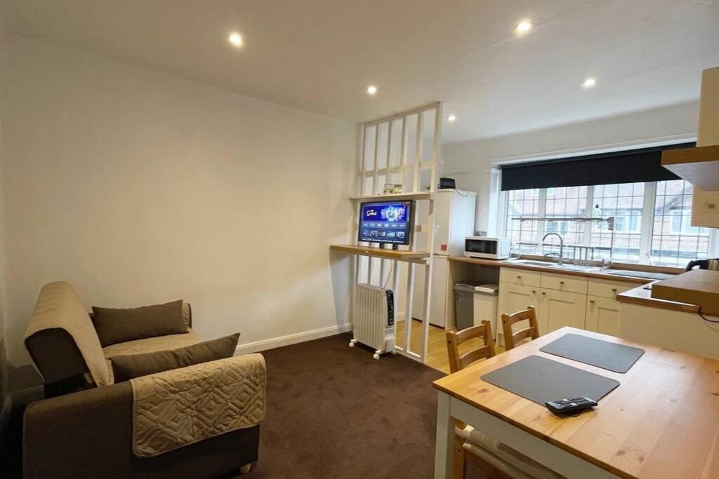 One-Bedroom Flat In Cheam Village エクステリア 写真
