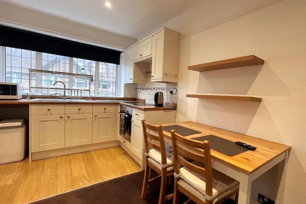 One-Bedroom Flat In Cheam Village エクステリア 写真