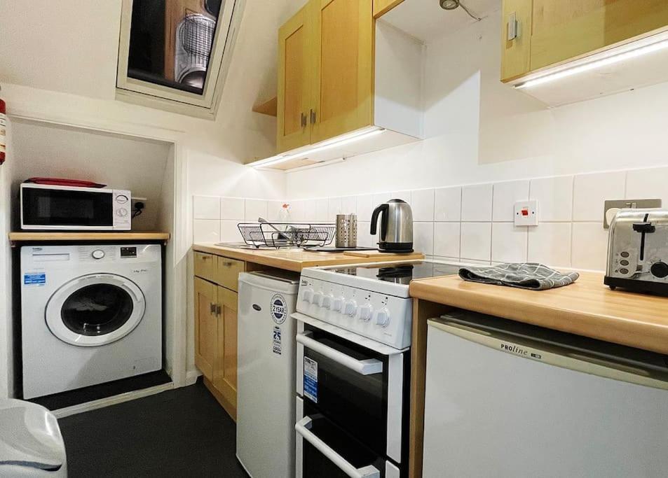 One-Bedroom Flat In Cheam Village エクステリア 写真