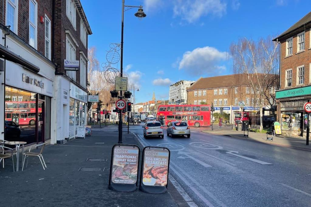 One-Bedroom Flat In Cheam Village エクステリア 写真