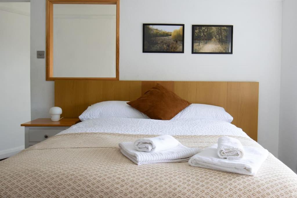 One-Bedroom Flat In Cheam Village エクステリア 写真