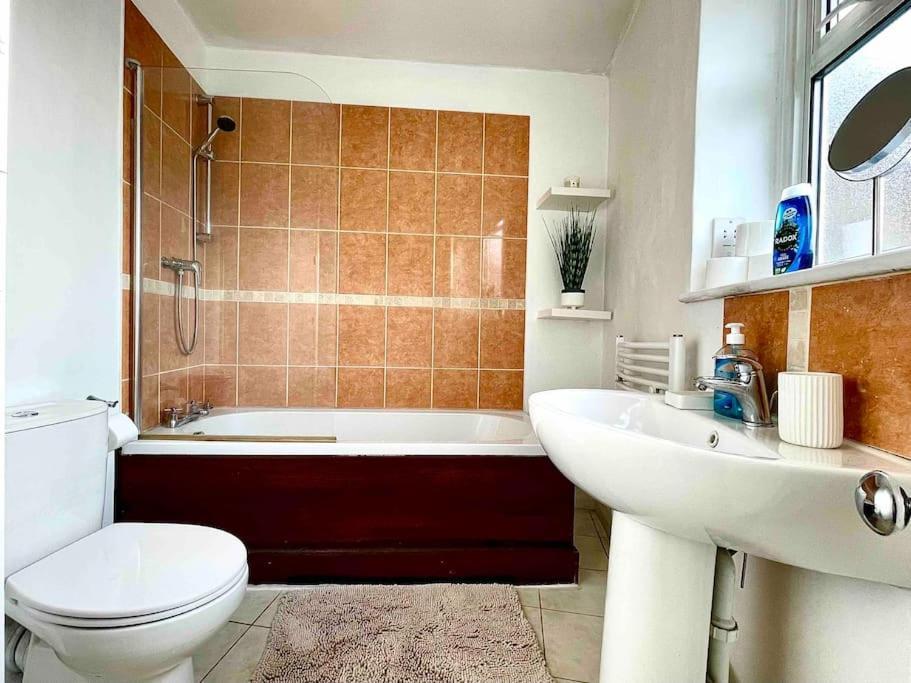 One-Bedroom Flat In Cheam Village エクステリア 写真