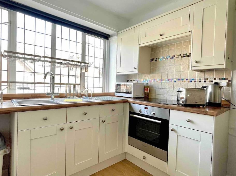 One-Bedroom Flat In Cheam Village エクステリア 写真